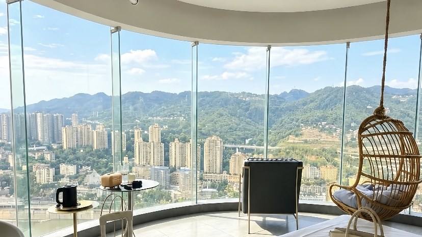 Premium river-view hotel room in Chongqing