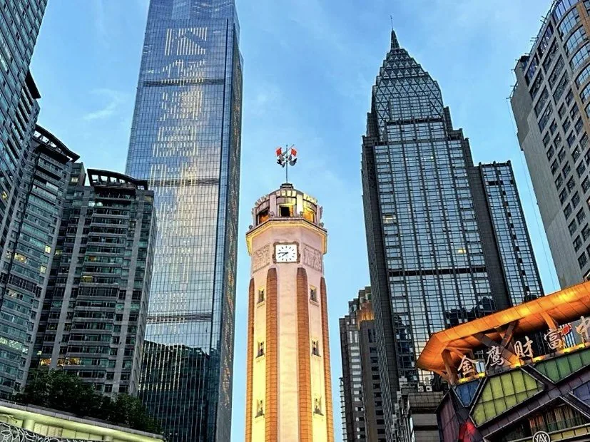 重庆解放碑热闹的步行街区