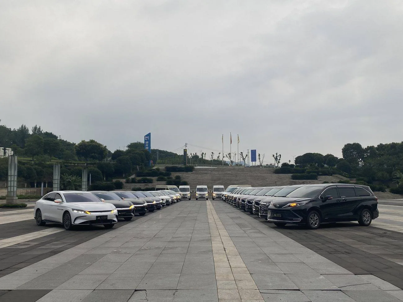 Anjia private vehicles ready for airport pickup in Chongqing